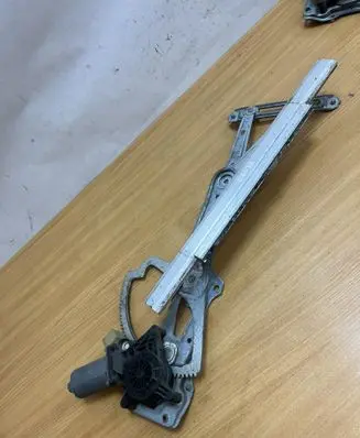 Mercedes-Benz E W210 Rear door window regulator with motor 0130821709 D5038