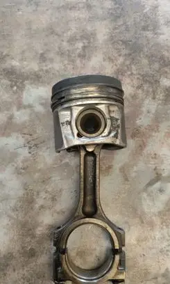 Nissan X-Trail T32 Piston with connecting rod