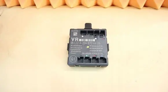 Mercedes-Benz C W204 Door control unit/module 2048704426