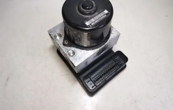 Volkswagen Golf IV ABS Pump 1C0907379C 1J0614117E