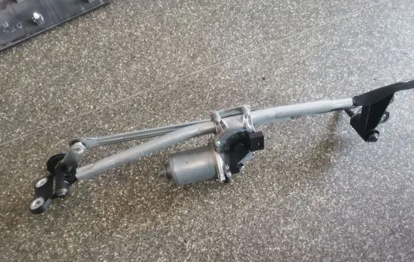 Land Rover Range Rover Evoque L538 Front wiper linkage and motor W0027101 4262A