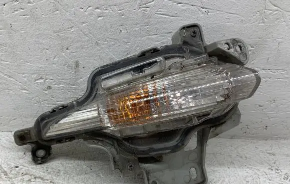 Mazda 3 II Front indicator light B63C51350