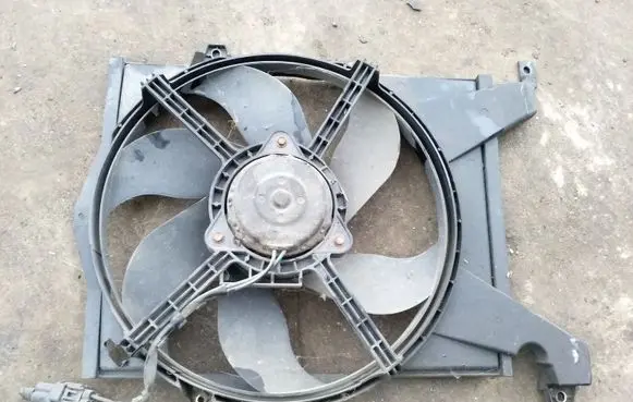 Mitsubishi Space Star Radiator cooling fan shroud