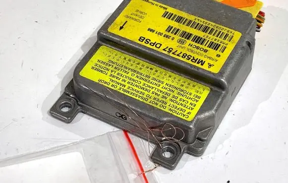 Mitsubishi Colt Airbag deployment crash/impact sensor MR587757
