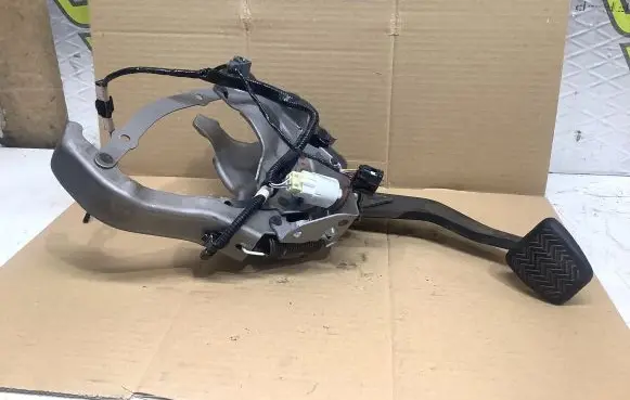 Toyota RAV 4 (XA40) Brake pedal
