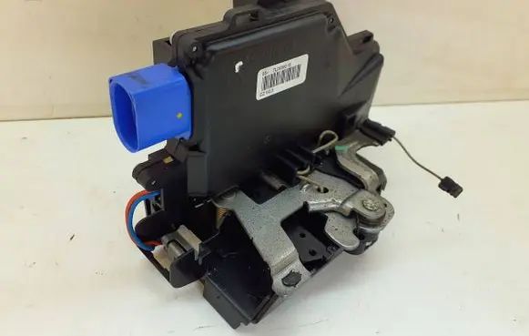 Volkswagen Golf Plus Rear door lock 7L0839015