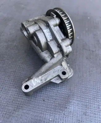 Volkswagen PASSAT B6 Oil pump 03L115263