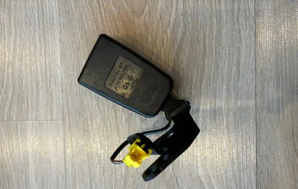 Mercedes-Benz C AMG W204 Middle seatbelt buckle (rear) a2048602569