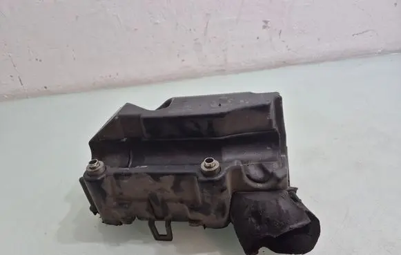 Volkswagen Golf V Intake resonator 03C145650A