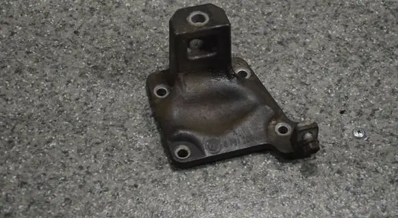 BMW 5 E39 Engine mounting bracket 6751226