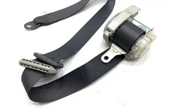 Suzuki Swift I Front seatbelt 