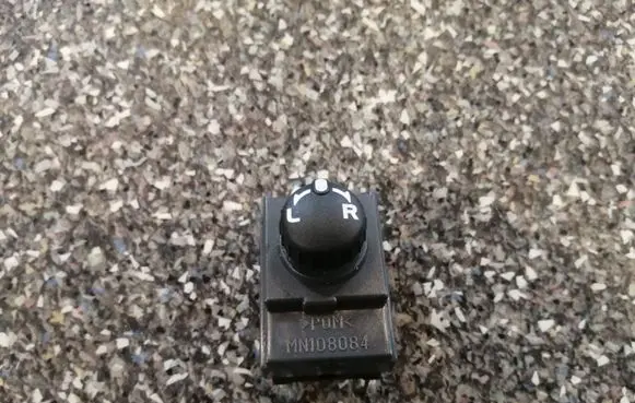 Mitsubishi Colt Wing mirror switch MN108084
