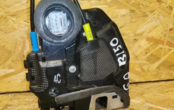 Toyota Auris E180 Rear door lock A084219 A8R UR2