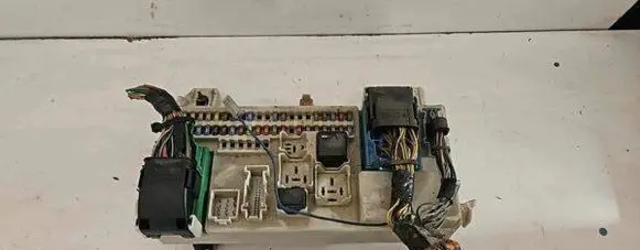 Volvo V50 Fuse module 8690719 519096119 00085715