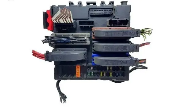 Opel Vectra C Fuse module 13125487