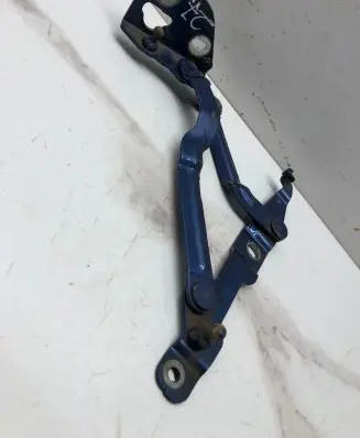 Volkswagen PASSAT B5 Tailgate/trunk/boot hinge 3B5827301