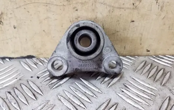 Volvo XC90 Engine mount bracket 8666205