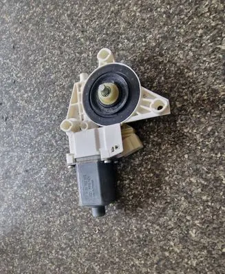 Mercedes-Benz ML W164 Front door window regulator motor 0130822272