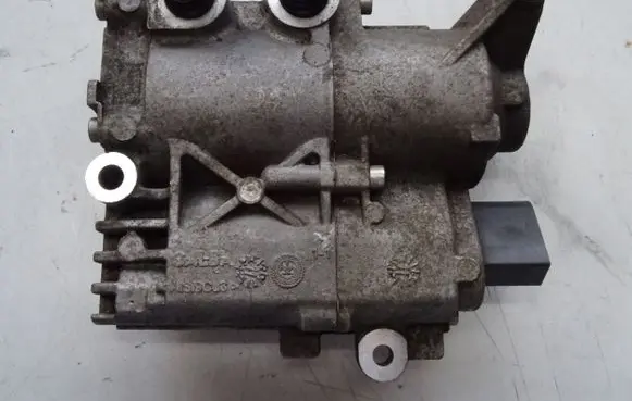 Mercedes-Benz E W212 Oil pump A2212700197