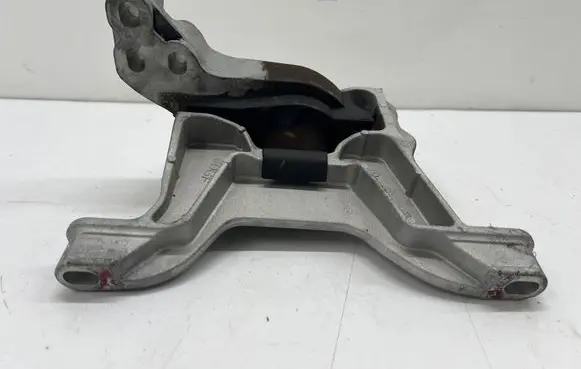 Mazda CX-30 Engine mount bracket