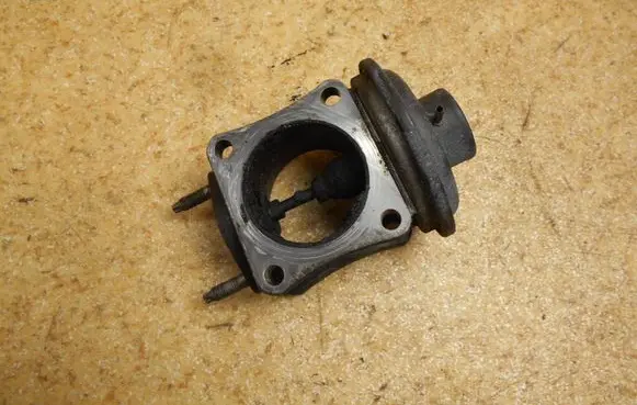 Toyota Land Cruiser (J100) EGR valve 2562017020