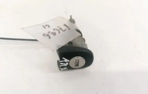 Volkswagen Golf V Front door lock (next to the handle) 