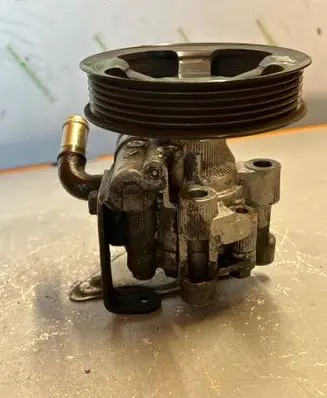 Toyota Avensis T220 Power steering pump 32100