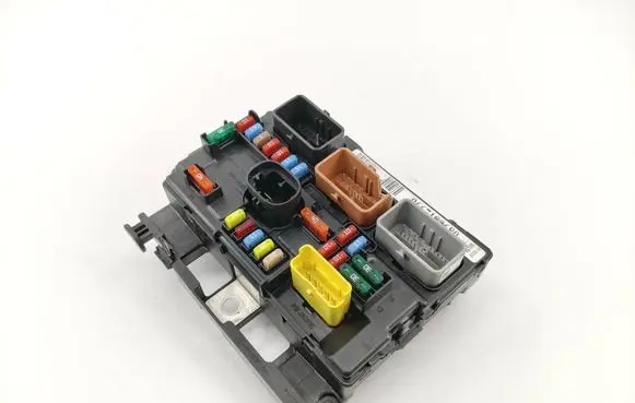 Peugeot 207 Fuse module 9667199680