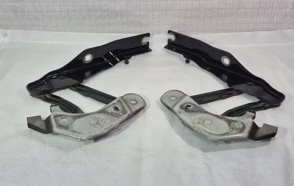 Engine bonnet/hood hinges