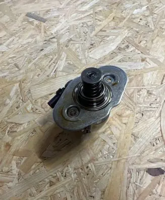 BMW 5 G30 G31 Fuel injection high pressure pump 7642466