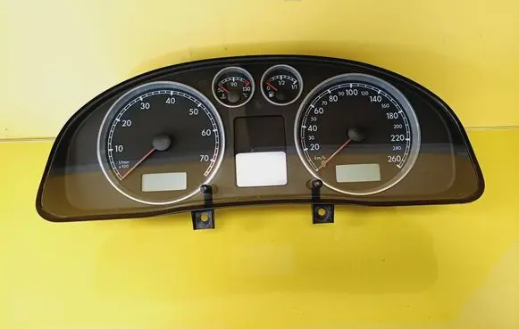 Volkswagen PASSAT B5.5 Speedometer (instrument cluster) 3B0920827