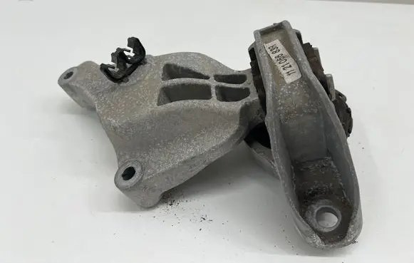 Renault Captur II Engine mount bracket 112323904R