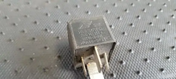 Volkswagen Golf III Other relay 95VW10K705CA V23136-J6-X45
