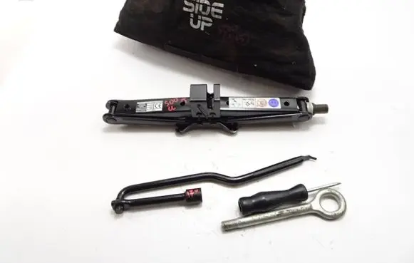 Fiat 500L Lift Jack 