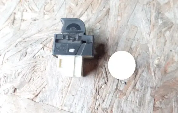 Nissan Primera Quarter vent window switch 0407Z