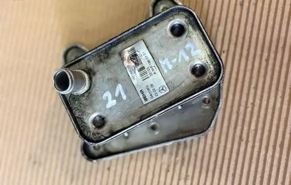 Mercedes-Benz E W211 Engine oil radiator A6461880301 H1148000