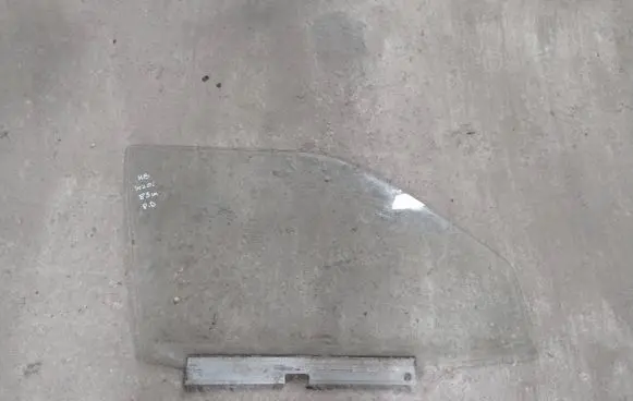 Mercedes-Benz 190 W201 Front door window glass four-door