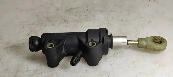 BMW X3 E83 Clutch master cylinder 6758822 21526758822