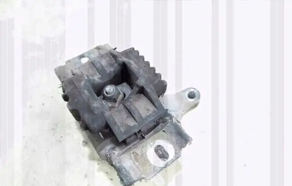 Ford Fusion Engine mounting bracket