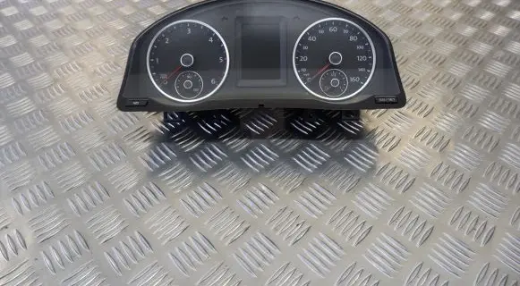 Volkswagen Tiguan Speedometer (instrument cluster) 5N0920971E
