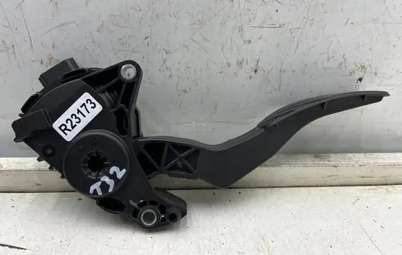 Nissan Rogue Accelerator throttle pedal 18002df30b