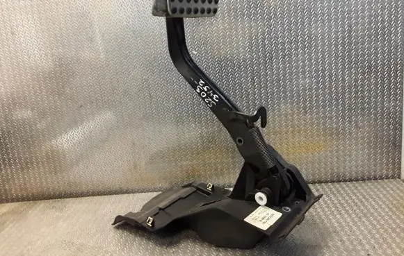 Mercedes-Benz C W203 Brake pedal 2032907501 A2032907501