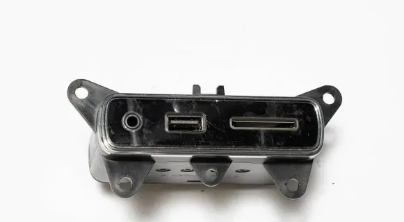 Jeep Grand Cherokee USB socket connector 68258696AA