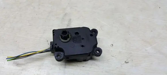 Peugeot 207 CC Air flap motor/actuator 150108 F663746XC