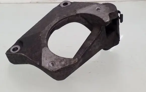 Engine mounting bracket