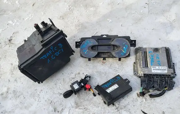 Renault Trafic III (X82) Engine control unit/module 237103888R
