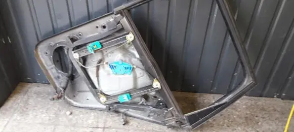 Volkswagen Touareg III Front door window regulator with motor 