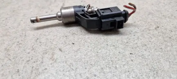 Volkswagen Scirocco Fuel injector 03C906