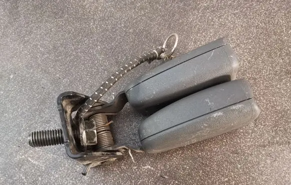 Volvo XC70 Middle seatbelt buckle (rear) 9467794