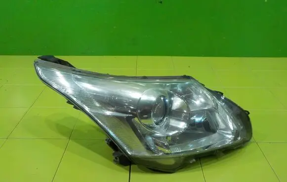 Toyota Avensis T270 Headlight/headlamp PRZOD ZP12